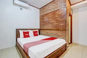 Postel nebo postele na pokoji v ubytování Hotel O Nayo Homestay Syariah
