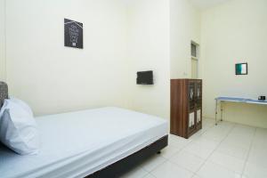 Giường trong phòng chung tại OYO Life 3078 Kost Putri Made