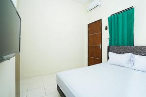 Giường trong phòng chung tại OYO Life 3078 Kost Putri Made