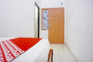 Postel nebo postele na pokoji v ubytování Hotel O Almeerah Homestay Syariah Near RS Hermina