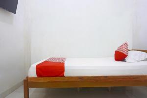 Postel nebo postele na pokoji v ubytování Hotel O Almeerah Homestay Syariah Near RS Hermina + 30 fotografií