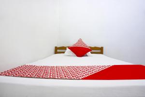 Postel nebo postele na pokoji v ubytování Hotel O Almeerah Homestay Syariah Near RS Hermina