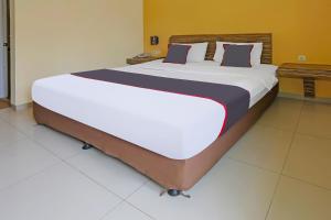 Rúm í herbergi á SUPER OYO Collection O 92130 Hotel Fiducia Kaji