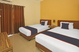 Rúm í herbergi á SUPER OYO Collection O 92130 Hotel Fiducia Kaji