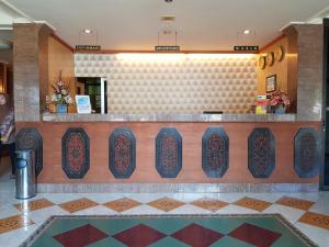 マカッサルにあるHotel O Istanaの建物内のバーのあるロビー