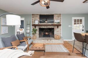 un salon avec une cheminée avec une télévision au-dessus dans l'établissement Cozy Cabin - Hot Tub - State Park - Near Lake, à Appomattox