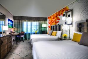 Cama ou camas em um quarto em Universal's Loews Royal Pacific Resort