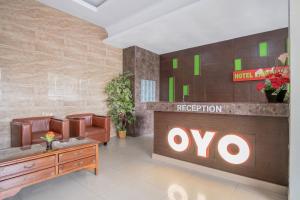 una hall con un cartello ovo su un muro di Hotel O Medan near Balai Kota Lama formerly Hotel Labuhan Raya a Medan