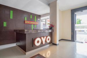 una hall con un cartello ovo su un muro di Hotel O Medan near Balai Kota Lama formerly Hotel Labuhan Raya a Medan