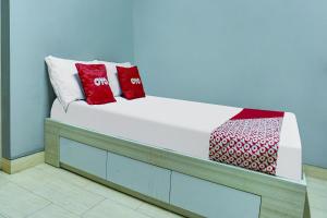 Fotografie z fotogalerie ubytování OYO Life 91205 Rindang Guesthouse Syariah v destinaci Karawang