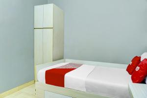 Fotografie z fotogalerie ubytování OYO Life 91205 Rindang Guesthouse Syariah v destinaci Karawang
