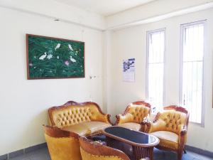 una sala de espera con dos sillas y una mesa en OYO Life 2664 D'kost, en Bekasi