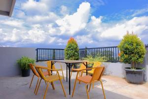 Balkón nebo terasa v ubytování OYO 354' 32 Guest House
