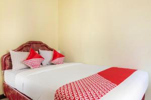 A bed or beds in a room at SPOT ON 2950 Grand Suites Palace Syariah