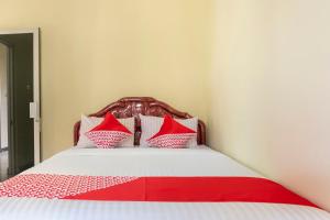 A bed or beds in a room at SPOT ON 2950 Grand Suites Palace Syariah
