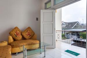 A seating area at SPOT ON 2950 Grand Suites Palace Syariah