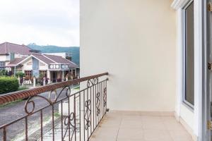 A balcony or terrace at SPOT ON 2950 Grand Suites Palace Syariah