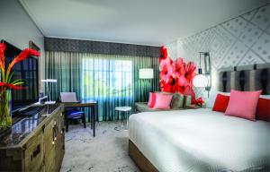 Cama ou camas em um quarto em Universal's Loews Royal Pacific Resort