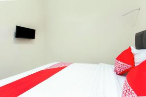 Μια τηλεόραση ή/και κέντρο ψυχαγωγίας στο Hotel O Homestay Wak Gobenk