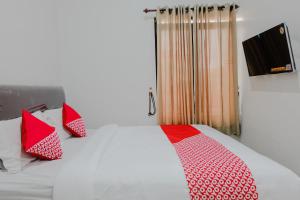 Кровать или кровати в номере Hotel O Embun Pagi Syariah Residence