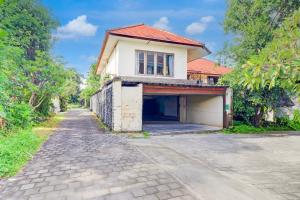 a house on the side of a road at Collection O Putri Inn Homestay in Sanur +42 photos