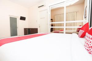 Ένα ή περισσότερα κρεβάτια σε δωμάτιο στο OYO 782 Menjangan Residence at Citraland 1