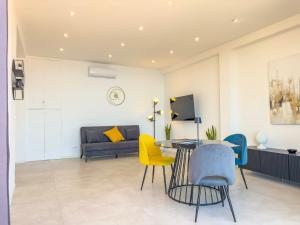 ein Wohnzimmer mit Tisch und Stühlen in der Unterkunft Casa A'mar in Giardini-Naxos