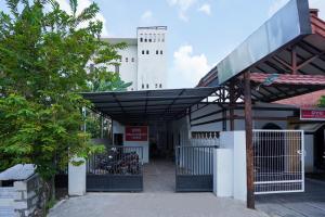 un edificio con una tettoia nera davanti a un cancello di SPOT ON 2479 Berkah Residence Syariah a Gresik