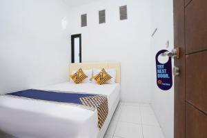 Letto o letti in una camera di SPOT ON 2479 Berkah Residence Syariah