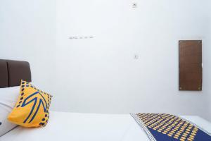Letto o letti in una camera di SPOT ON 2479 Berkah Residence Syariah