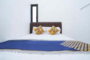 Letto o letti in una camera di SPOT ON 2479 Berkah Residence Syariah