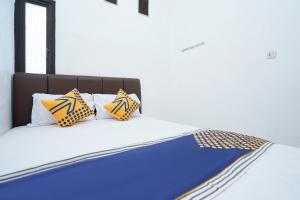 Letto o letti in una camera di SPOT ON 2479 Berkah Residence Syariah