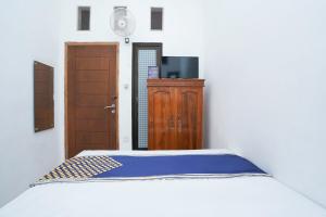 Letto o letti in una camera di SPOT ON 2479 Berkah Residence Syariah