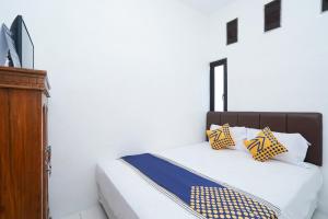 Letto o letti in una camera di SPOT ON 2479 Berkah Residence Syariah