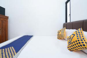 Letto o letti in una camera di SPOT ON 2479 Berkah Residence Syariah