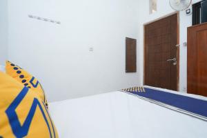 Letto o letti in una camera di SPOT ON 2479 Berkah Residence Syariah