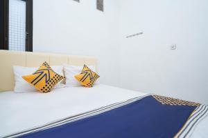 Letto o letti in una camera di SPOT ON 2479 Berkah Residence Syariah