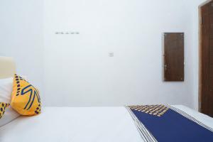 Letto o letti in una camera di SPOT ON 2479 Berkah Residence Syariah