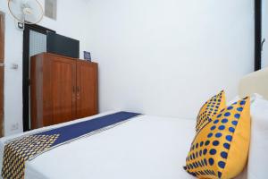 Letto o letti in una camera di SPOT ON 2479 Berkah Residence Syariah