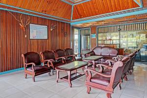 a room with a bunch of chairs and a table at Capital O 91806 Hotel Batu Suli in Palangkaraya