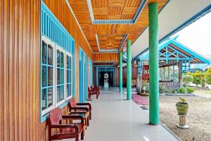 a building with benches on the side of it at Capital O 91806 Hotel Batu Suli in Palangkaraya