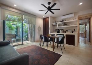 een keuken en een woonkamer met een plafondventilator bij Charming Tulum Getaway in Prime Location in Tulum
