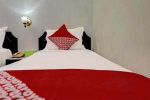 Postel nebo postele na pokoji v ubytování SUPER OYO 91805 Hotel Wisma Bari + 34 fotografií