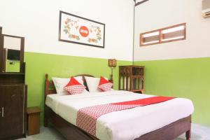 Rúm í herbergi á Super OYO 942 Srikandi Hotel