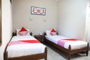 Rúm í herbergi á Super OYO 942 Srikandi Hotel