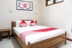 Postel nebo postele na pokoji v ubytování Super OYO 942 Srikandi Hotel