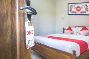 Rúm í herbergi á Super OYO 942 Srikandi Hotel