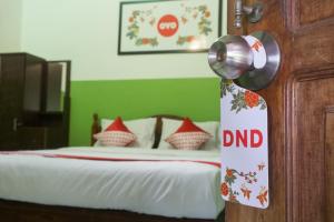 Rúm í herbergi á Super OYO 942 Srikandi Hotel