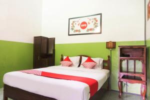 Rúm í herbergi á Super OYO 942 Srikandi Hotel