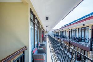 Rõdu või terrass majutusasutuses OYO Collection O 1032 Rahayu Residence Syariah